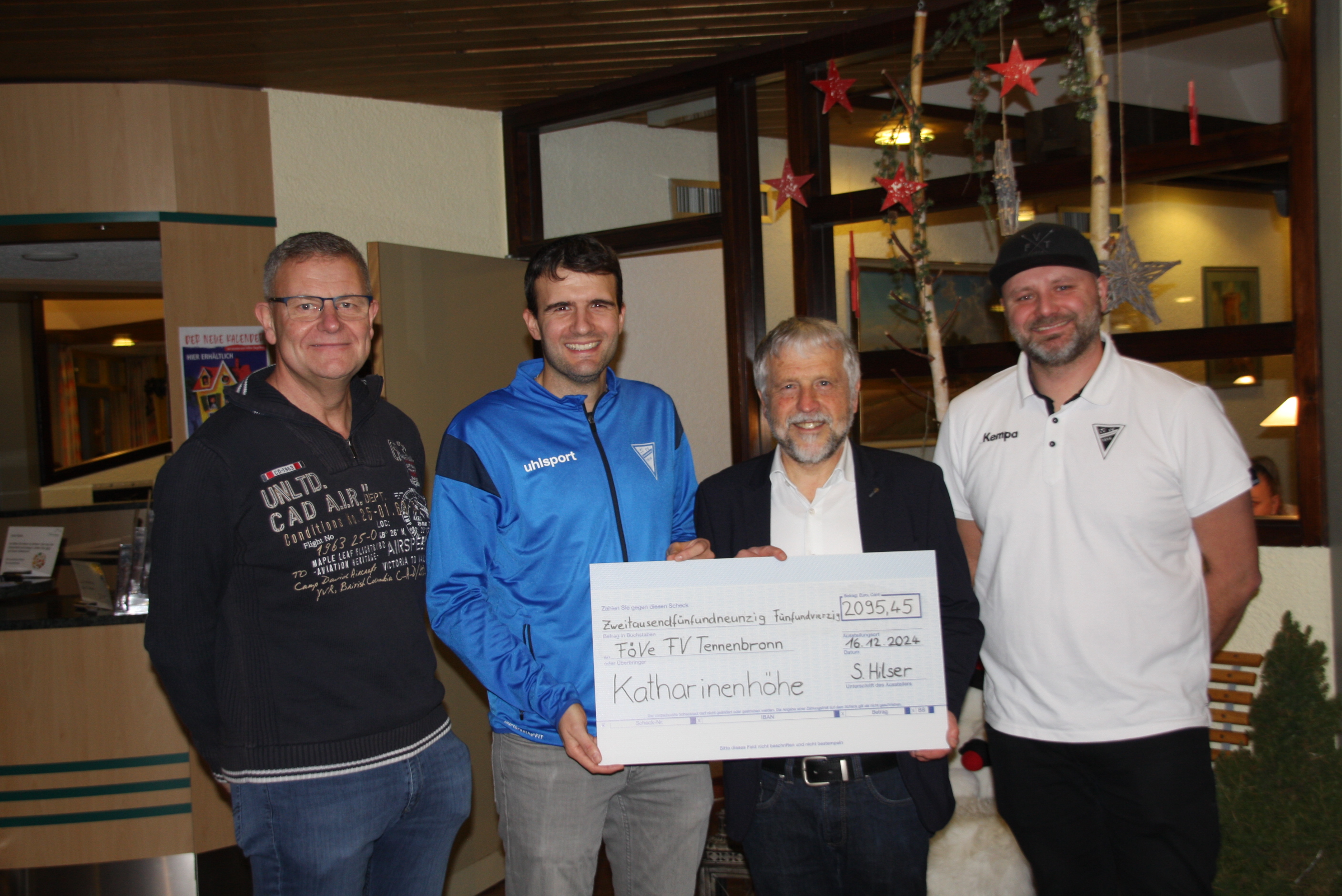 Spendenübergabe aus dem Spiel AH FV Tennenbronn – SC Freiburg Traditionsmannschaft